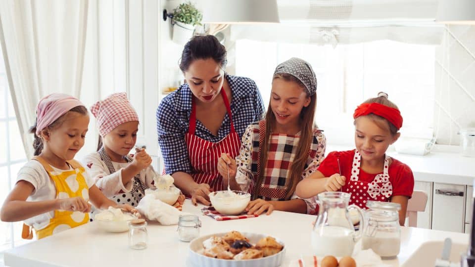 איך ללמד את הילדים שלכם להתנהל במטבח