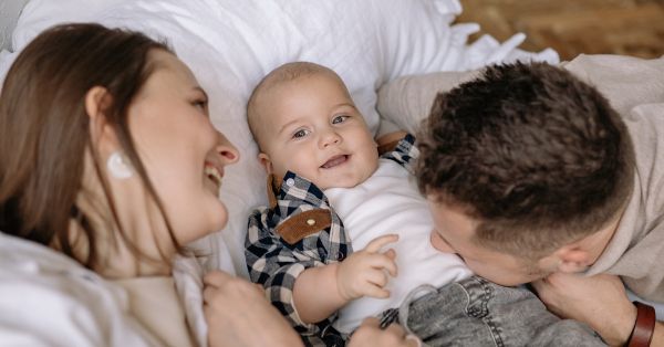 לא רק בגדים וחיתולים: 3 הדברים שעושים את ההבדל בתחילת ההורות